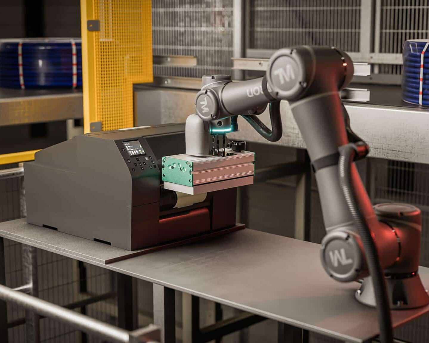 Robot industriel imprimant des étiquettes sur une ligne de production, intégré au système d’information de l’usine