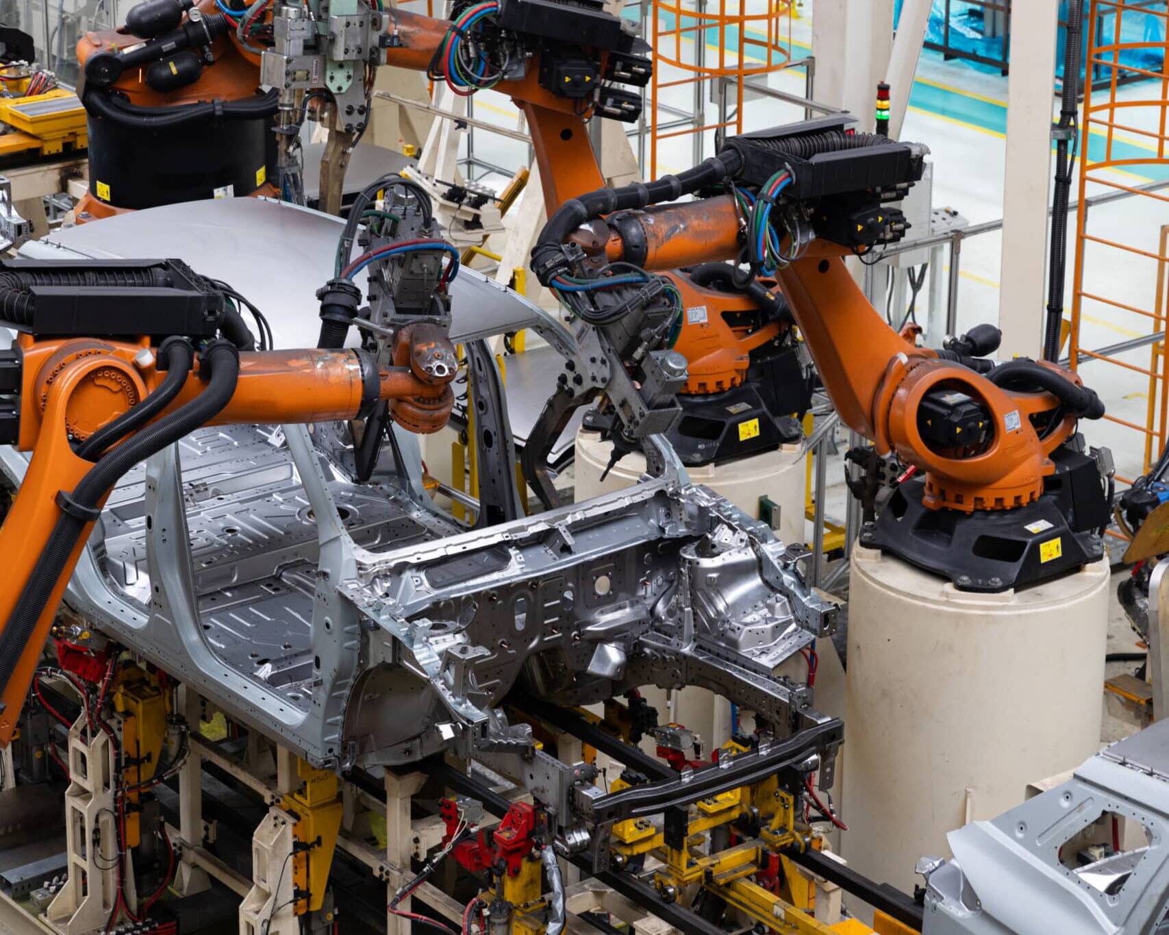 Cellule robotisée industrielle illustrant les besoins de localisation précise pour AGV, robots mobiles et équipements automatisés