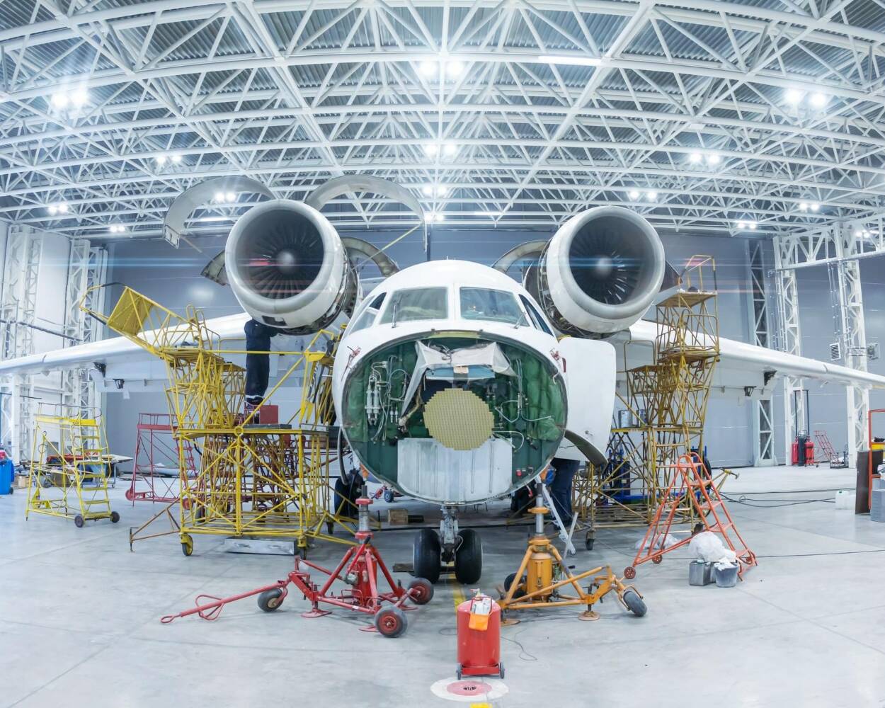 Avion en maintenance dans un hangar aéronautique illustrant la traçabilité des pièces avec ATA Spec 2000